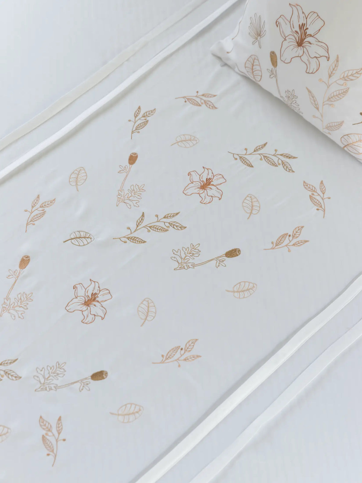 Autumn Petal Scallop Luxury Bedlinen Set in 500TC – alternate view
