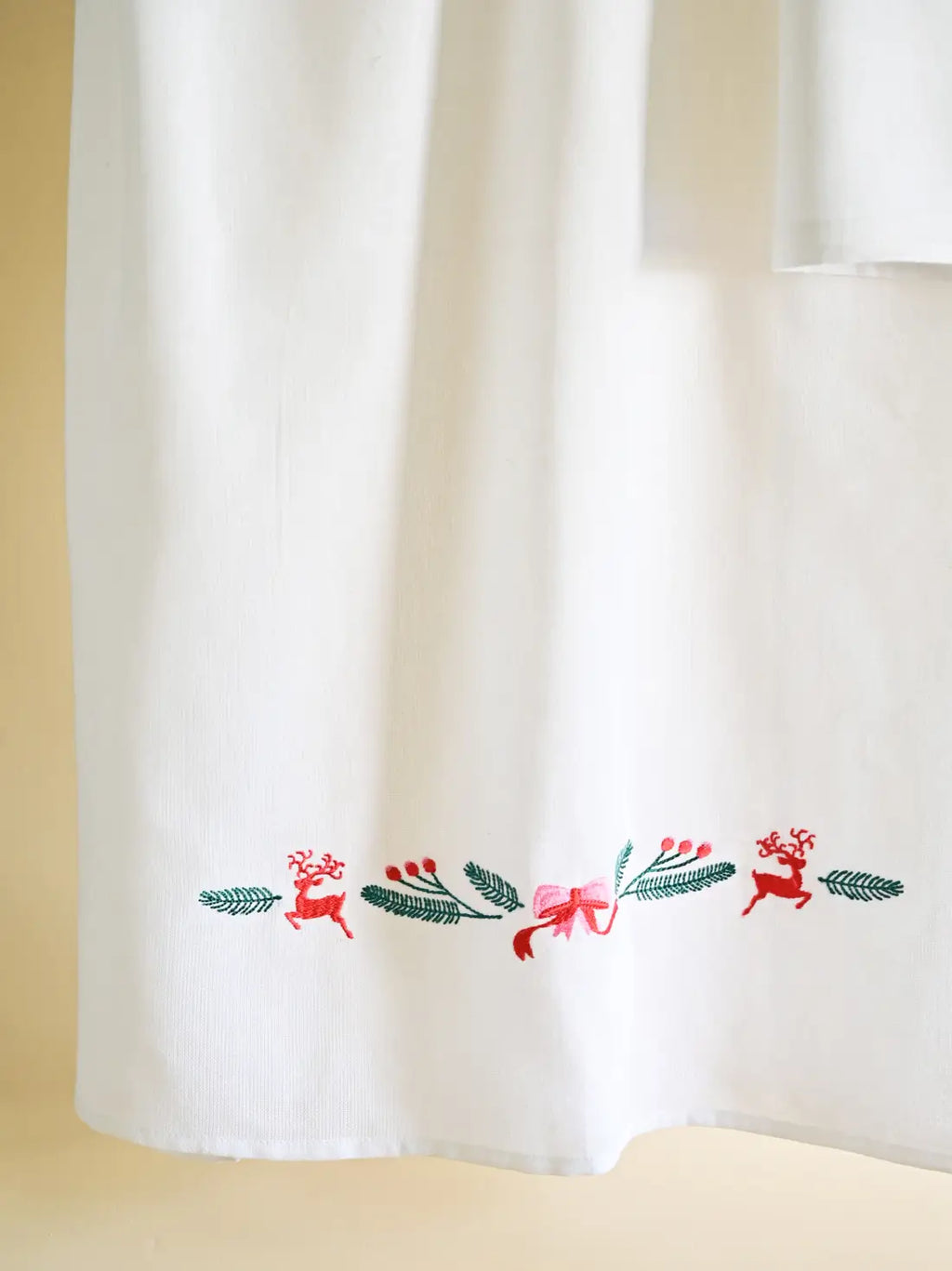 Christmas Holly Kerala Bath Towel with Gift Bag – Set of 2 – Thorthu – alternate view