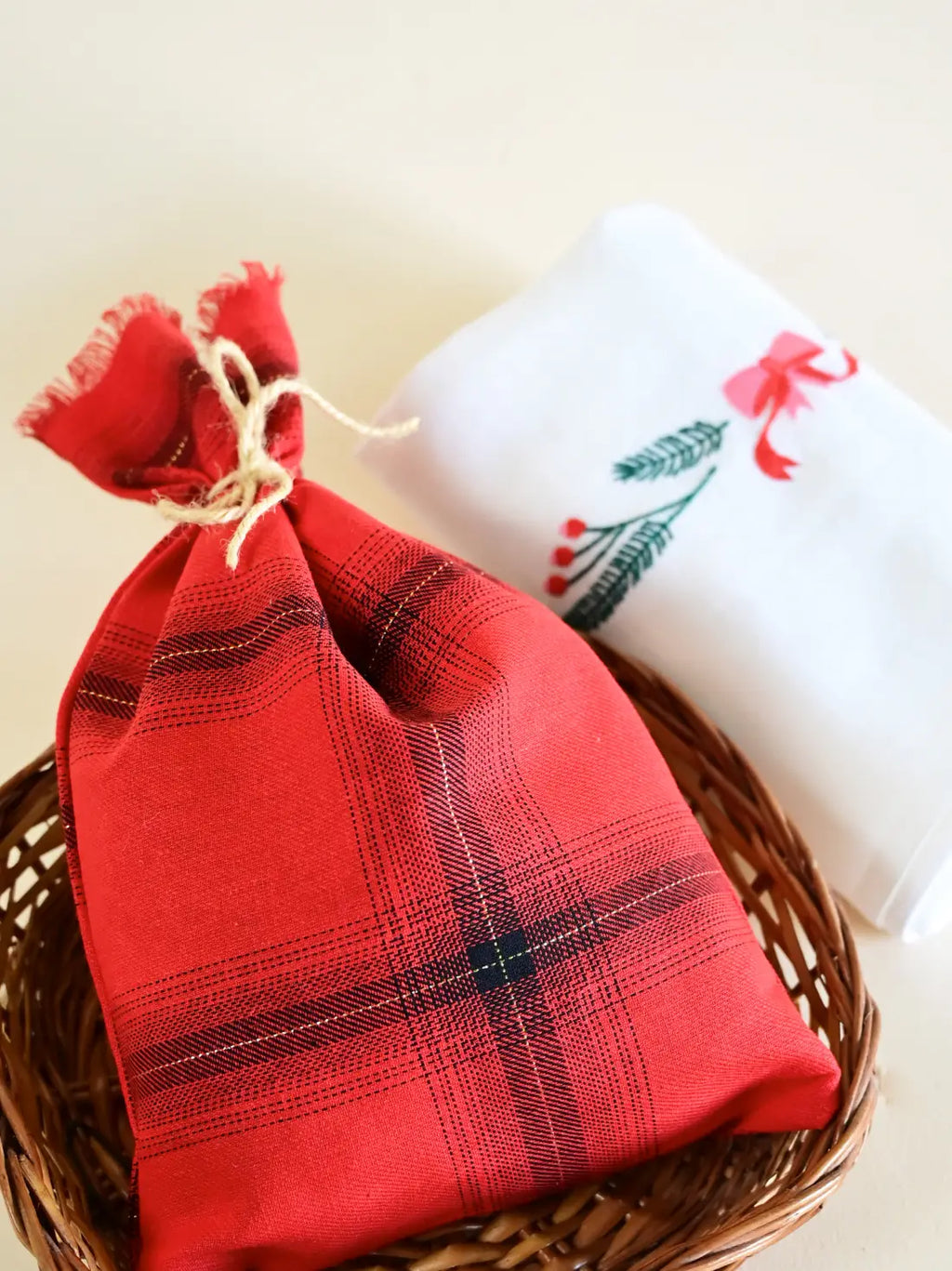 Christmas Holly Kerala Bath Towel with Gift Bag – Set of 2 – Thorthu – alternate view