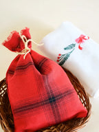 Christmas Holly Kerala Bath Towel with Gift Bag – Set of 2 – Thorthu – alternate view