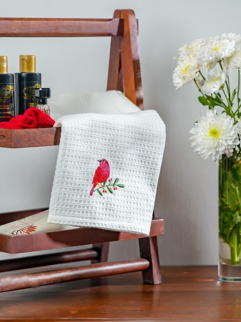 Red Robin Waffle Towel Gifting Set – Bath & Hand Towel – alternate view