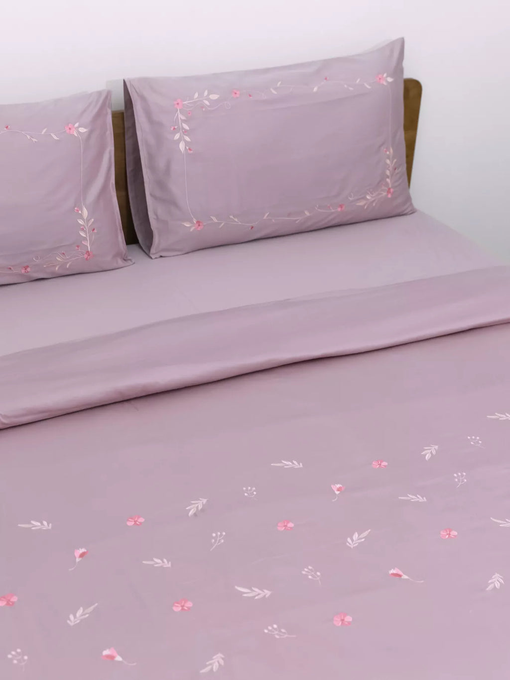 Mauve Gardenia Embroidered Duvet Cover Set in 400TC -240 x 220 cm – alternate view