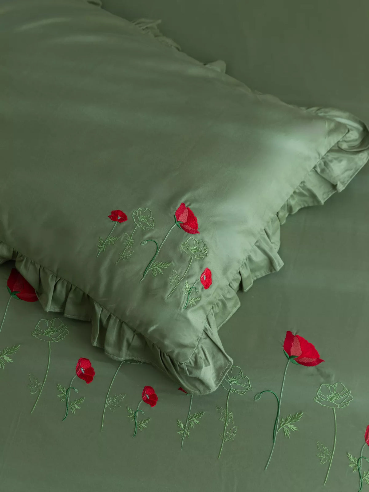 Poppy Fields Green Embroidered Bedlinen Set in 400TC