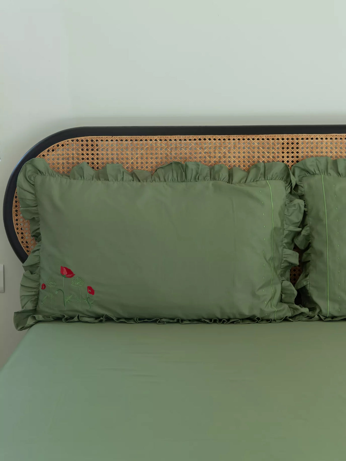 Poppy Fields Green Embroidered Bedlinen Set in 400TC – alternate view