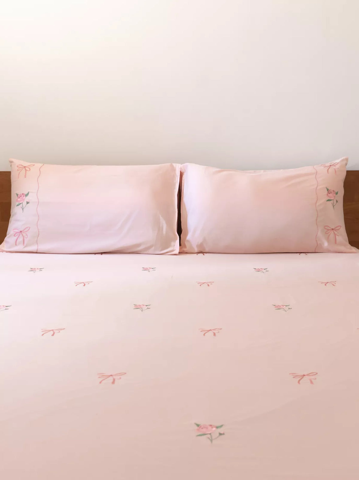 Pink Bedlinen set with floral and bows embroidery